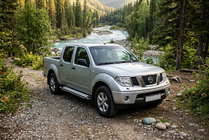 Nissan Navara 2006–2015 Rainbow sivuportaat (2 kpl, alumiini) kuva 1
