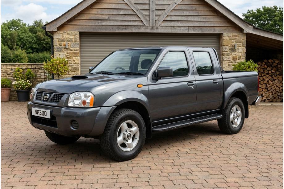 Nissan NP300 1999–2015 Sivuporrast Bosphorus Black (2 kpl, alumiini) Image