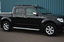 Nissan Navara 2006–2015 Fullmond-sivukynnykset (2 kpl, alumiini) kuva 1
