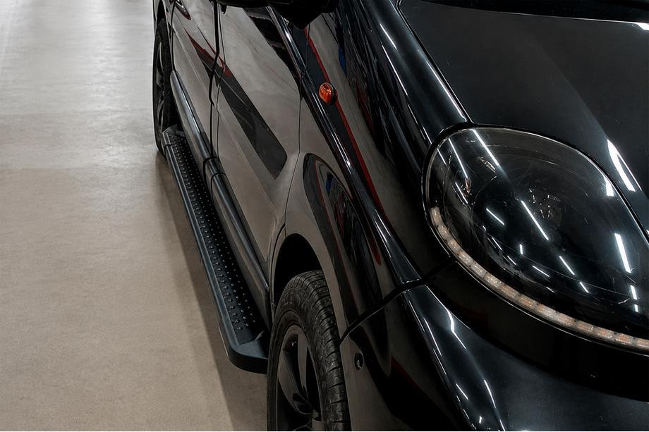 Nissan Primastar 2002–2014 Allmond Black sivuportaat (2 kpl, alumiini) Lyhyt akseliväli Kuva 3
