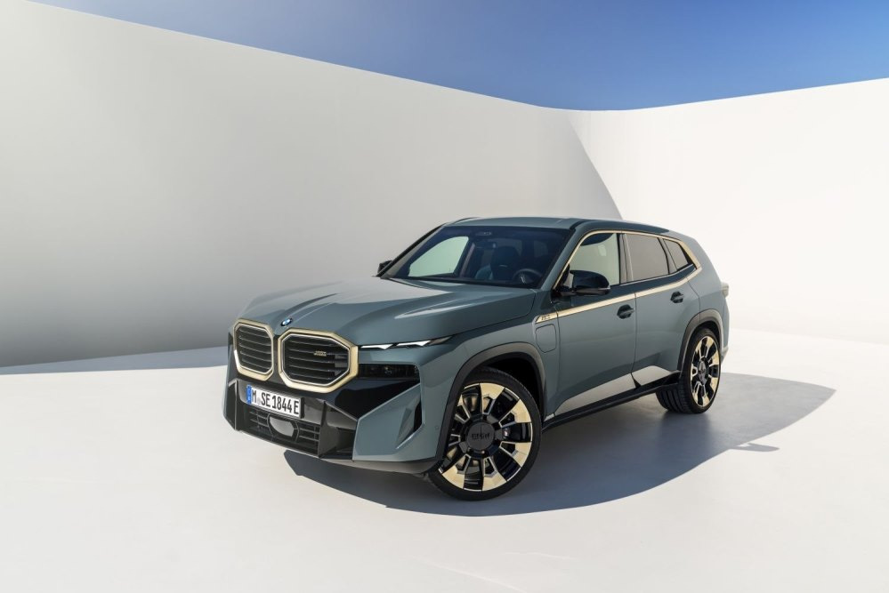 Katsaus suorituskykyiseen BMW XM M 50e Plug-in Hybridiin