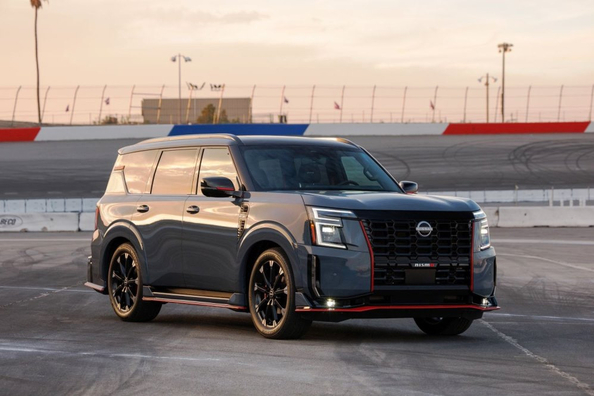 Nissan Armada III NISMO 2026 -koeajo: Tehokas maastoajon lippulaiva