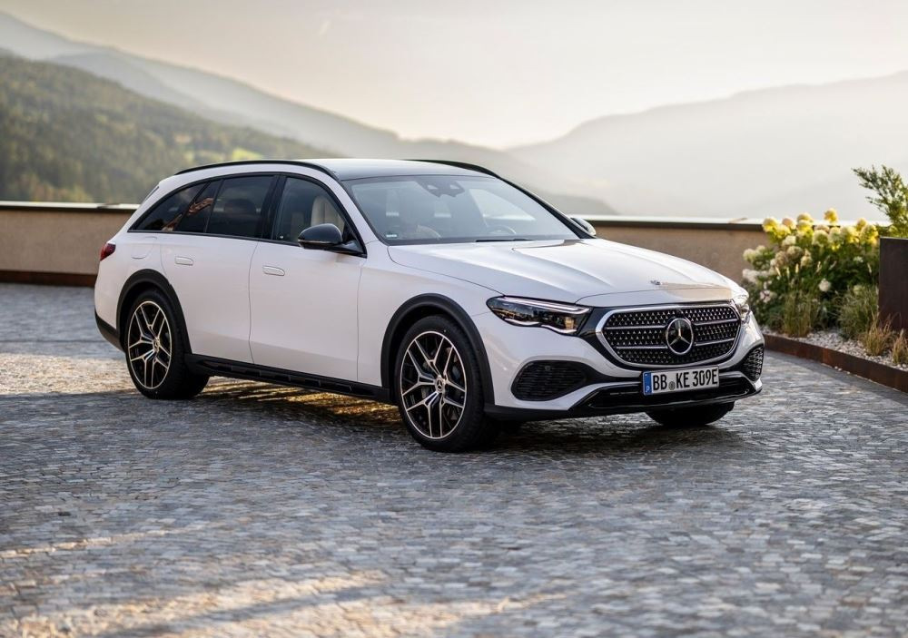 Mercedes-Benz E-Class All-Terrain 2024 (S214) -koeajo: dynamiikkaa ja mukavuutta