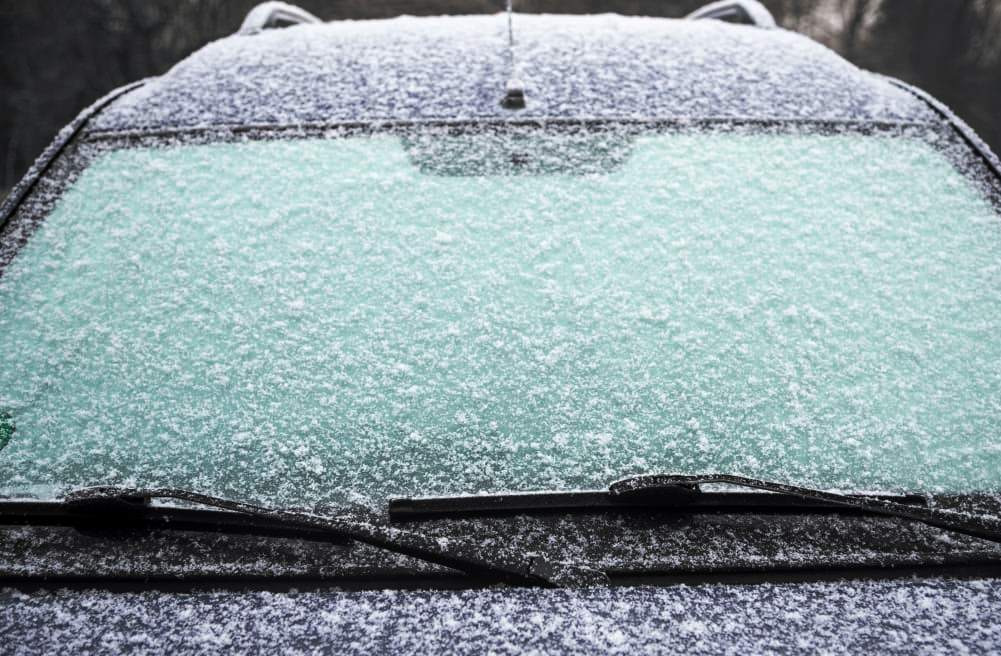 Mitä tehdä, jos pyyhkijät ovat jäätyneet kiinni: nopeat ja turvalliset keinot