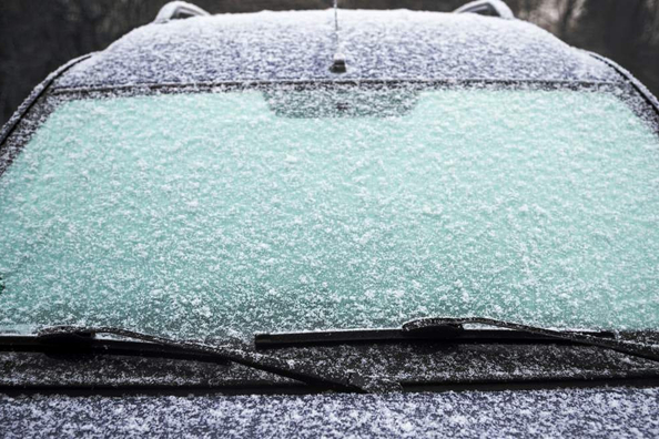 Mitä tehdä, jos pyyhkijät ovat jäätyneet kiinni: nopeat ja turvalliset keinot