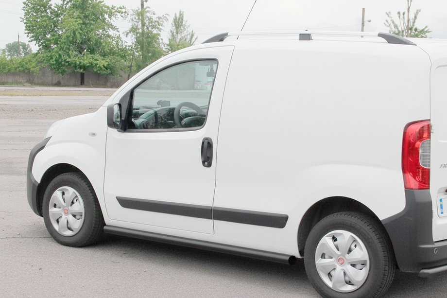 Peugeot Bipper 2008–2017 Sivutuubit Ø60 Black (2 kpl, ruostumaton teräs) Image