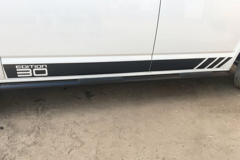 Volkswagen T5 Transporter 2003–2010 Sivuputket Black (2 kpl, ruostumaton teräs) 70 mm, lyhyt akseliväli (SWB) Kuva 11