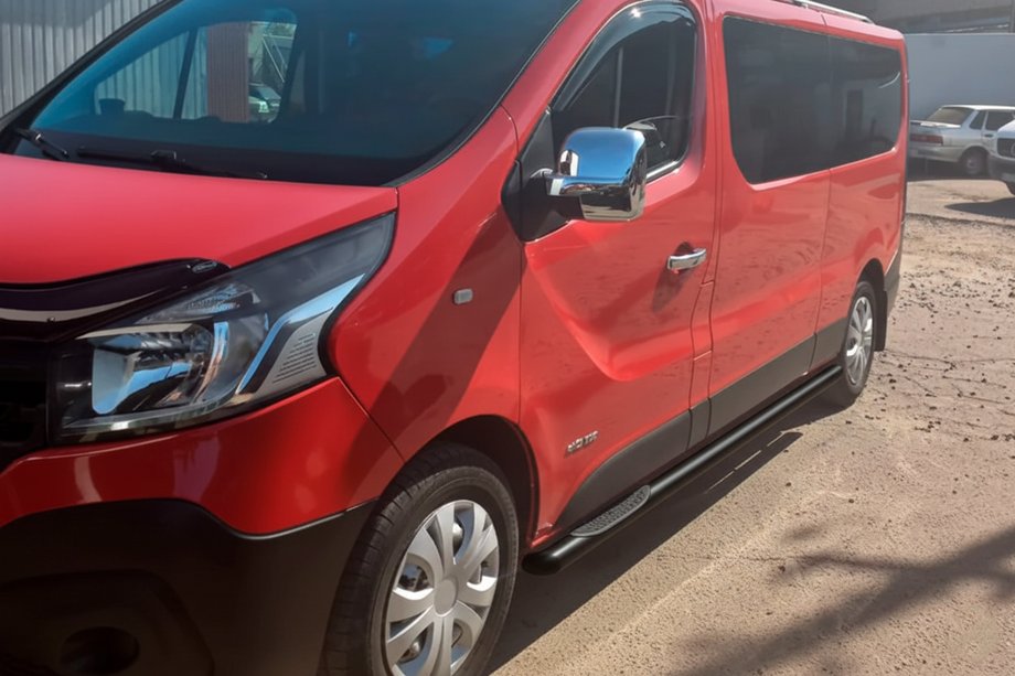 Opel Vivaro 2015–2019 Sivutangot BB002 Black (2 kpl, ruostumaton teräs) 70 mm, pitkä akseliväli Kuva 5