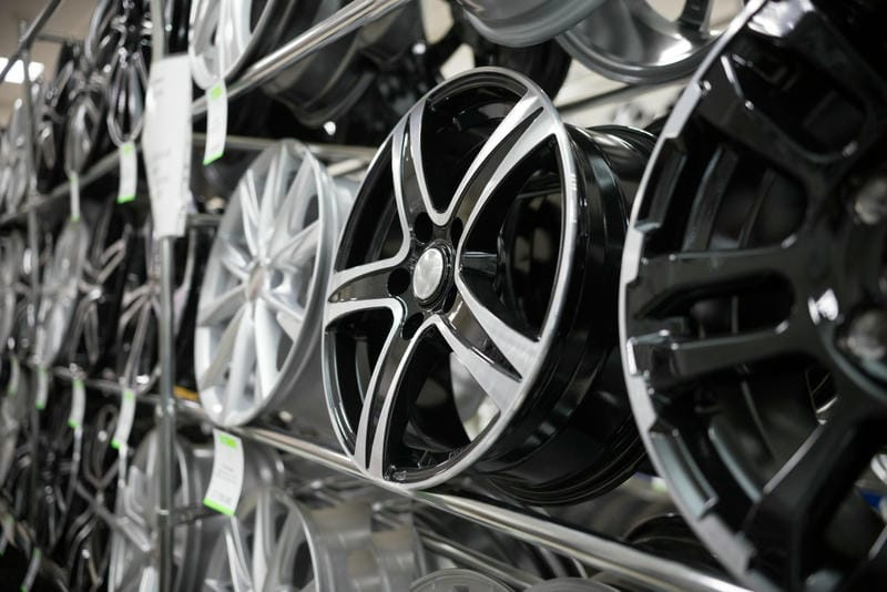 Mitkä vanteet valita autoon: taotut vai valetut?