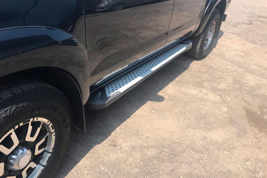 Toyota Hilux 2006–2015 Allmond Grey -sivuporrassarja (2 kpl, alumiini) Image