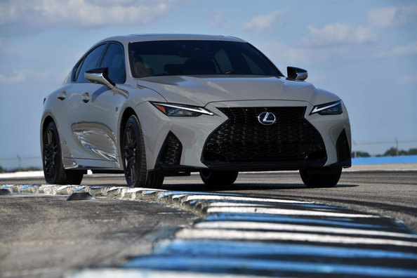 Lexus IS 500: tehokas urheilusedan vapaasti hengittävällä V8:lla