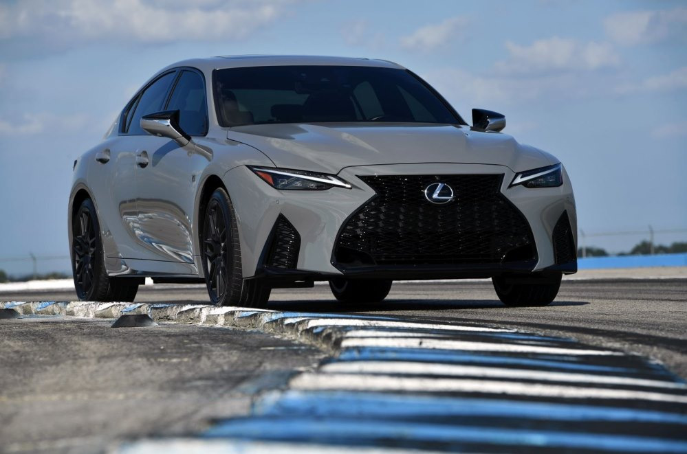 Lexus IS 500: tehokas urheilusedan vapaasti hengittävällä V8:lla