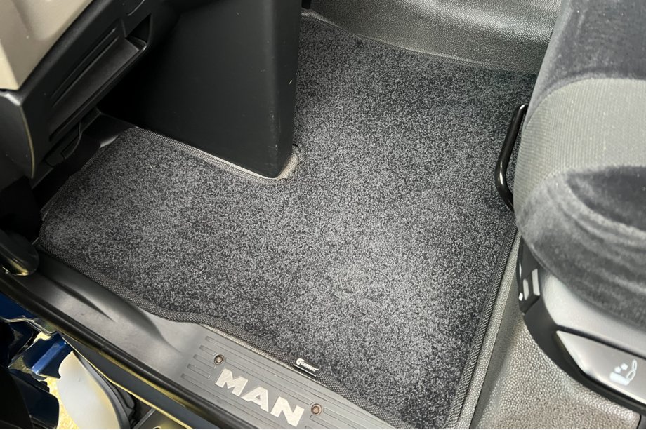 MAN TGX 2020– Tekstiilimatot Deluxe (Musta) Image