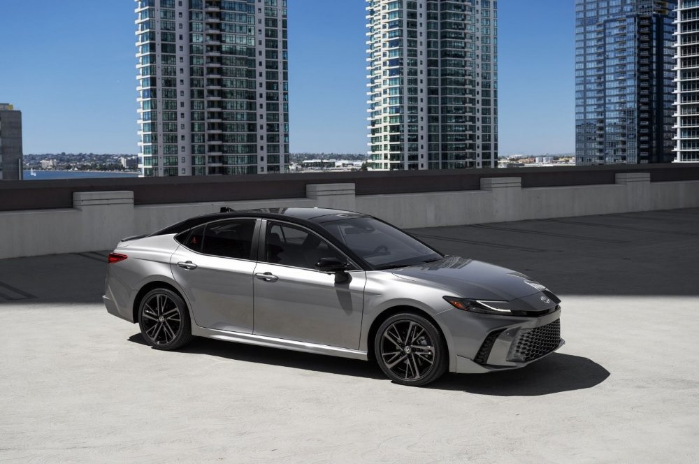 Toyota Camry (XV80) -koeajo: luotettava uuden sukupolven hybridisedan