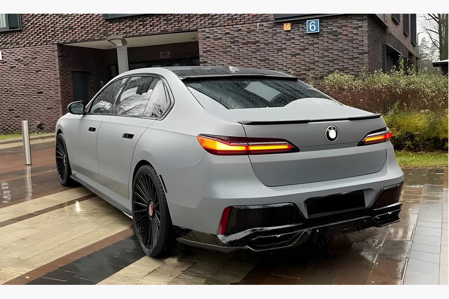 BMW 7-sarja G70/G71 2022– Takapuskurin diffuusori pakoputken päillä (M760, M-Sport ja i7 M70) Image