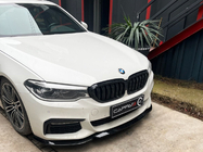 BMW 5-sarja G30/G31 2017–2023 Etupuskurin lipa Lip EuroCap (M-Sport 2017-2020, kiiltävä musta) kuva 1