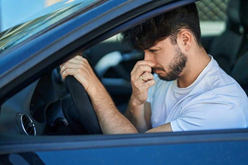 Miksi autossa haisee bensiini? Yleisimmät syyt ja mitä tehdä