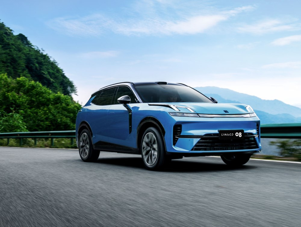 Lynk & Co 08: premium-lataushybridicrossoverin koeajo