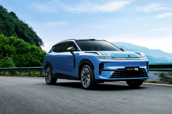 Lynk & Co 08: premium-lataushybridicrossoverin koeajo