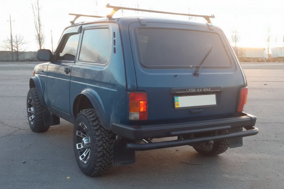Lada Niva ja Urban 1977– Takasuojakaari AK002 tupla Musta Image