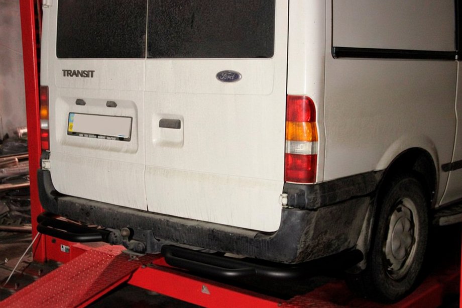 Ford Transit 2000–2014 Takasuojakaari askelmalla AK-Special Black (ruostumaton teräs) Image