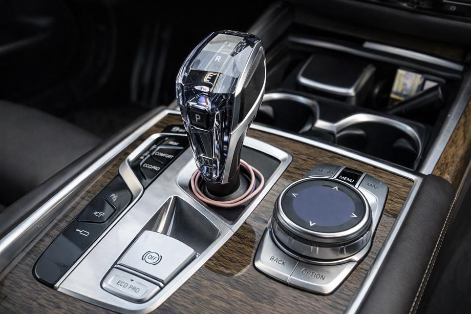 BMW 7-sarja G11/G12 2015–2022 Kristalliset sisustan osat -sarja (automaattivaihteiston valitsin + painikkeet) Image