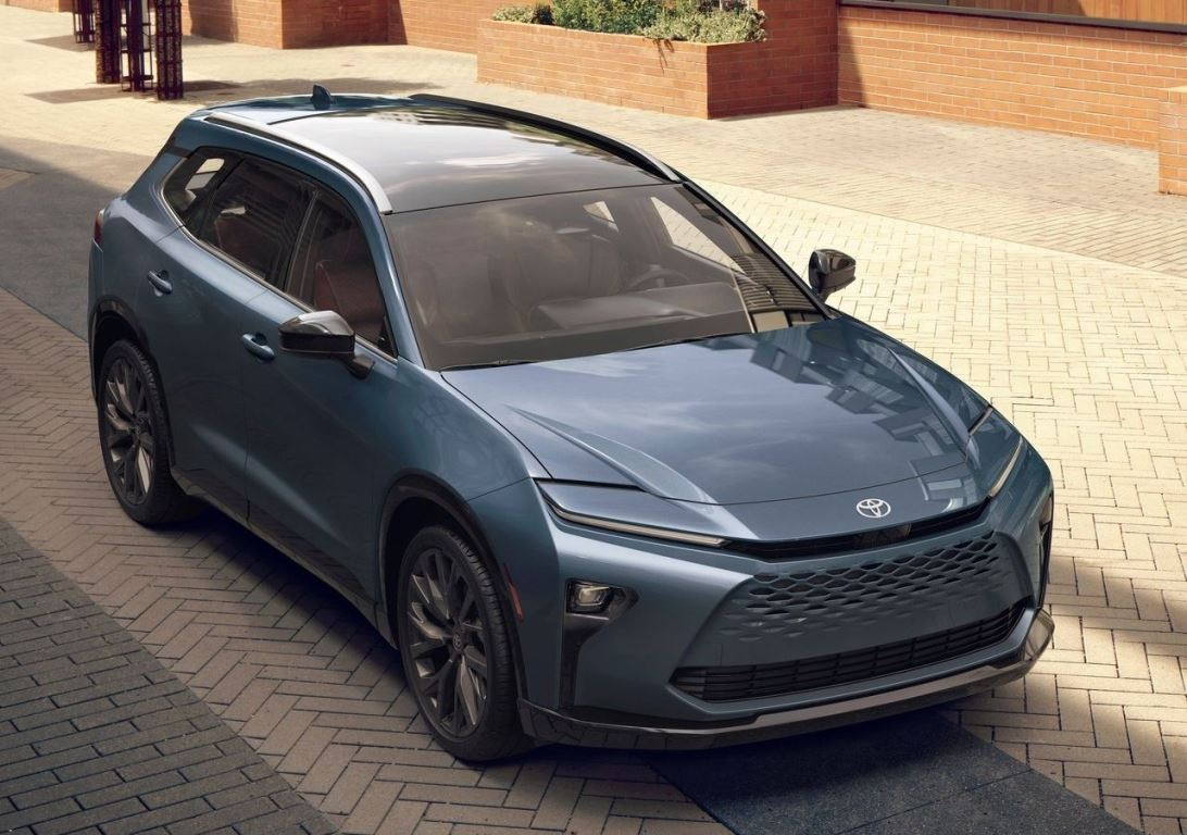 Toyota Crown Signia: Premium-luokan hybridicrossover