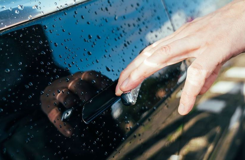 Miksi auto antaa sähköiskuja: syyt ja helppo suojaus