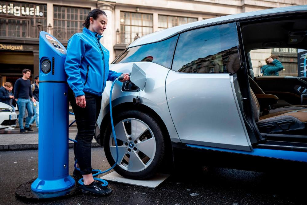 Miten sähköautot vaikuttavat ihmisen elimistöön? Myytit ja fakta