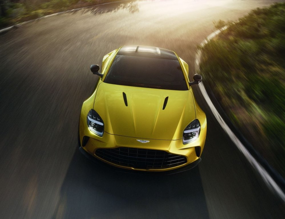 Koeajo: brittiläinen urheiluauto Aston Martin Vantage 2025