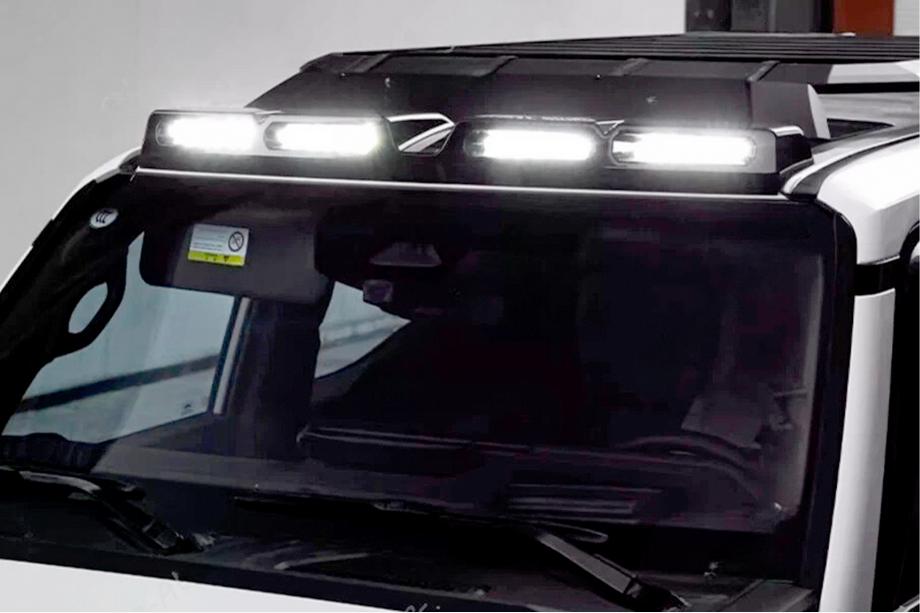 Toyota Land Cruiser Prado 250 2023– Tuulilasin lippa LED-valolla (musta) Kuva 1