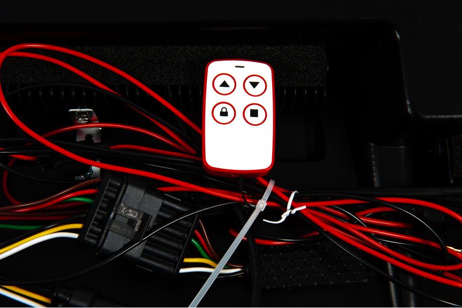 Toyota Land Cruiser Prado 250 2023– Tuulilasin lippa LED-valolla (musta) Kuva 11