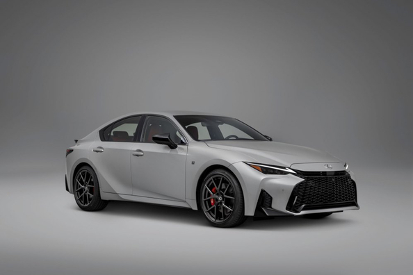 Lexus IS (XE30, facelift 2025): koeajo premium-luokan urheilusedanista