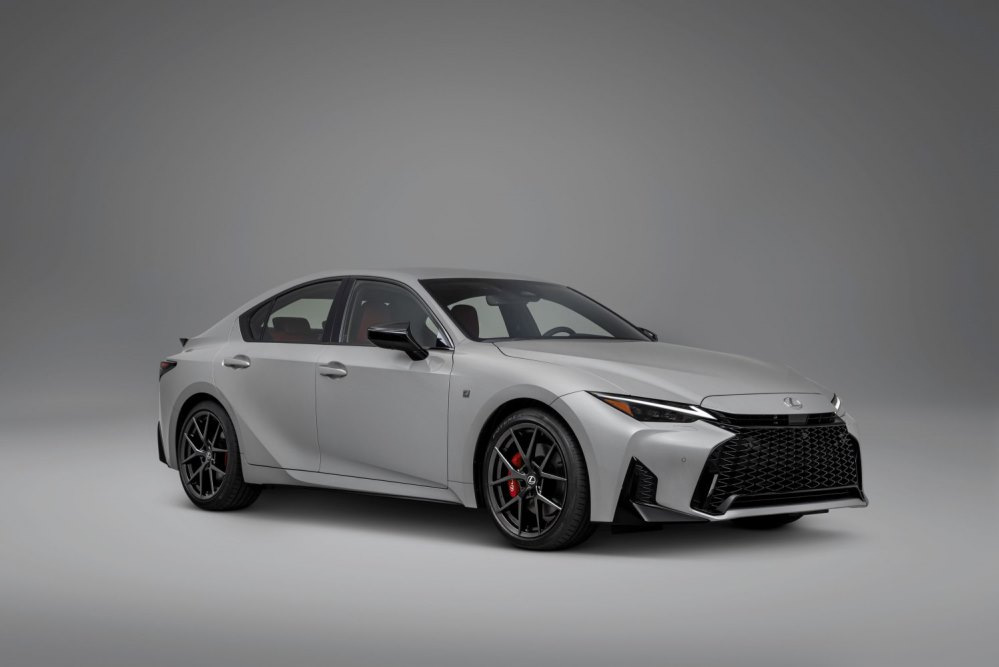 Lexus IS (XE30, facelift 2025): koeajo premium-luokan urheilusedanista
