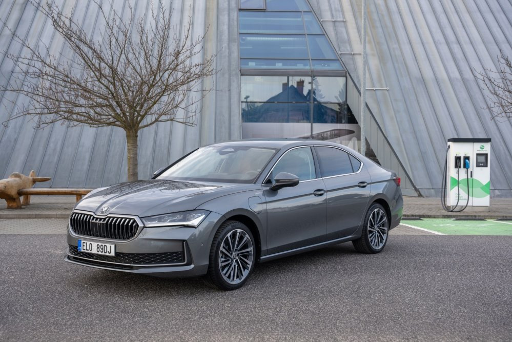 Skoda Superb iV: katsaus vuoden 2026 hybridiversioon