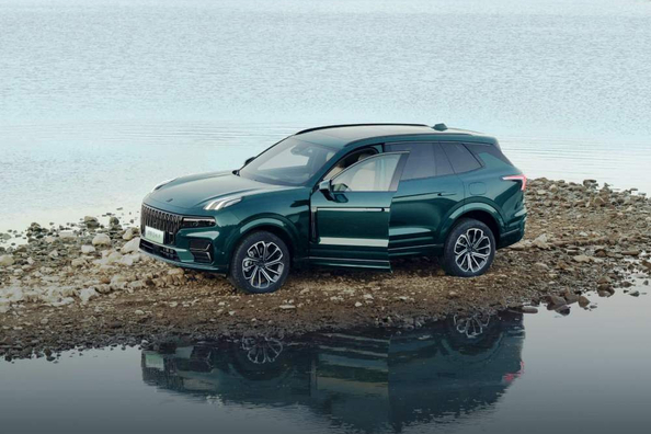 Koeajo: tehokas premium-crossover Lynk & Co 09