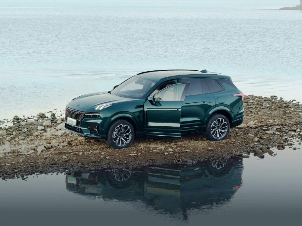 Koeajo: tehokas premium-crossover Lynk & Co 09