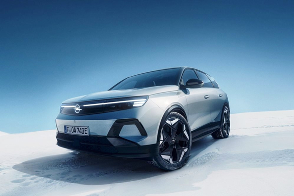 Katsaus moderniin sähköiseen crossoveriin Opel Grandland Electric