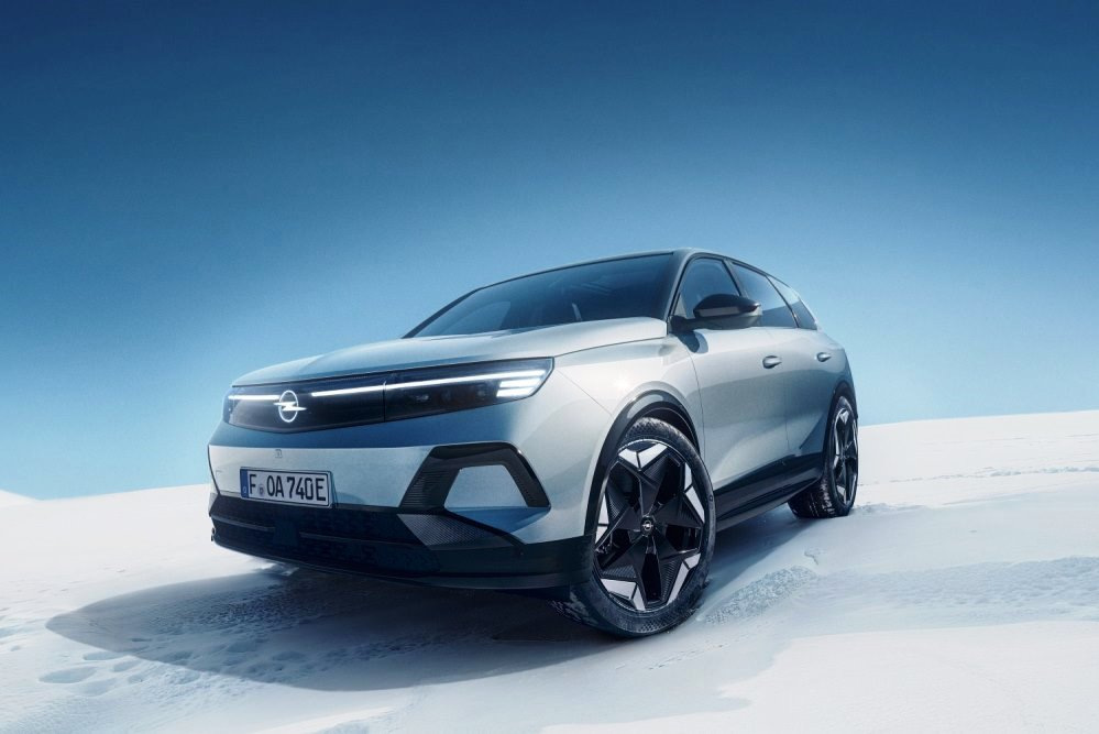 Katsaus moderniin sähköiseen crossoveriin Opel Grandland Electric