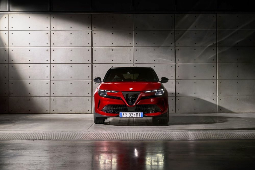 Alfa Romeo Junior (2025) - koeajo: hybridi ja sähköcrossover samassa autossa