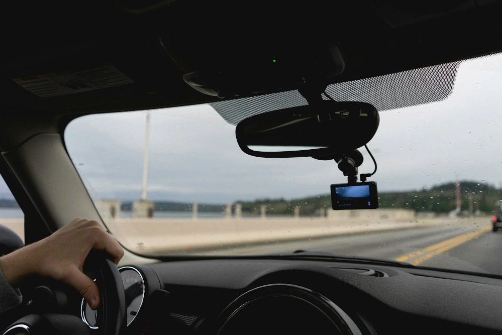 Dashcam autoon: miten valitset luotettavan todistajan tiellä