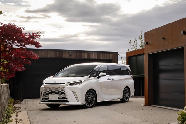 Lexus LM 500h: ylellinen hybriditila-auto VIP-kuljetuksiin