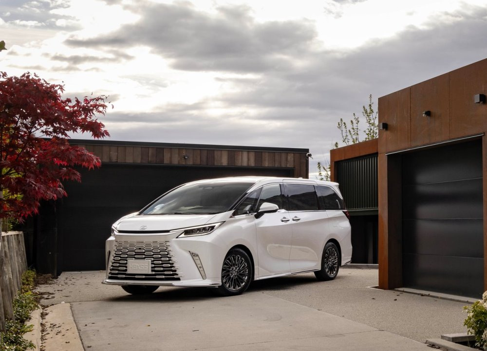 Lexus LM 500h: ylellinen hybriditila-auto VIP-kuljetuksiin