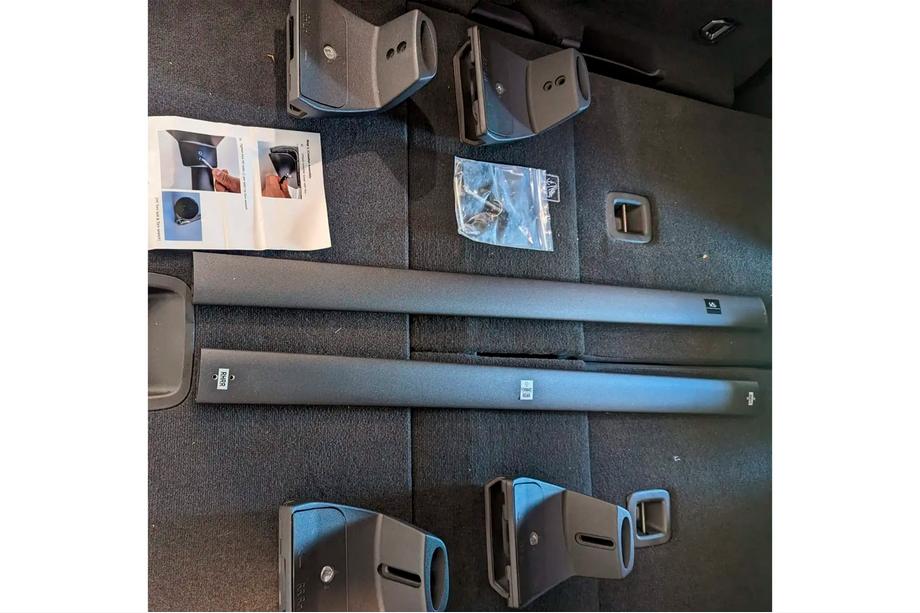 Jeep Grand Cherokee WL 2021– Kattotelineen poikkitangot integroituihin kattokaiteisiin OEM (2 kpl) Musta Kuva 8