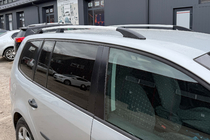 Volkswagen Touran 2010–2015 Kromatut kattokaiteet kuva 1