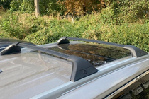 Nissan X-trail T33/Rogue 2022– Kattotelineen poikkitangot integroituihin kattokaiteisiin OEM (2 kpl) Musta kuva 18