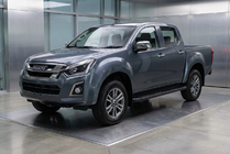 Isuzu D-Max 2019– Sivuporrast Bosphorus Black (2 kpl, alumiini) kuva 1