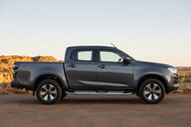 Isuzu D-Max 2019– Mevsim Grey sivuporrastangot (2 kpl, alumiini) kuva 1