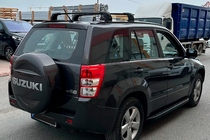 Suzuki Grand Vitara 2005–2017 Kattotelineen poikkitangot alkuperäisiin kiinnityspisteisiin Ecem V3 (2 kpl) Musta, 110 cm kuva 4