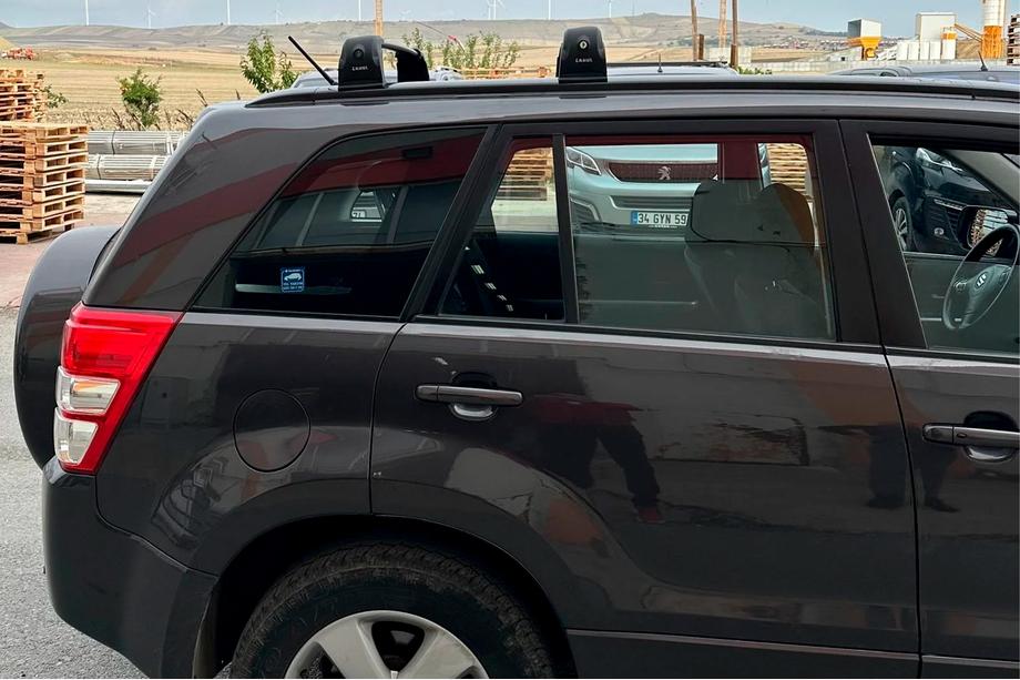 Suzuki Grand Vitara 2005–2017 Kattotelineen poikkitangot alkuperäisiin kiinnityspisteisiin Ecem V3 (2 kpl) Musta, 110 cm Image